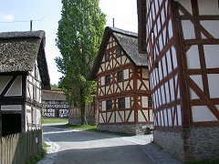 Zum Vergrern bitte anklicken - Blick in eine Teil des umfangreichen Museumsdorf