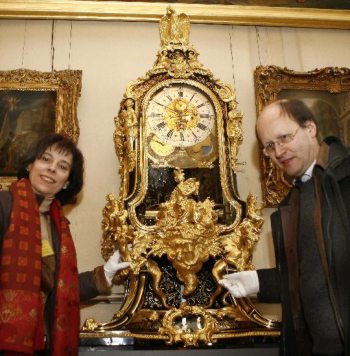 Irmela Breidenstein und Ian D. Fowler restaurierten die prchtige Pompadour-Uhr. Foto: Nestor Bachmann dpa/lbn